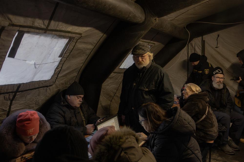 Kyjiw: Die Behörden haben Notunterkünfte eingerichtet, in denen sich die Bürger aufwärmen, Wasser holen oder ihr Handy aufladen können. Um den Alltag zu bewältigen, sammeln viele Menschen Schnee als Wasserersatz, schlafen in Mänteln und Mützen und stellen Zelte in ihren Wohnungen auf.