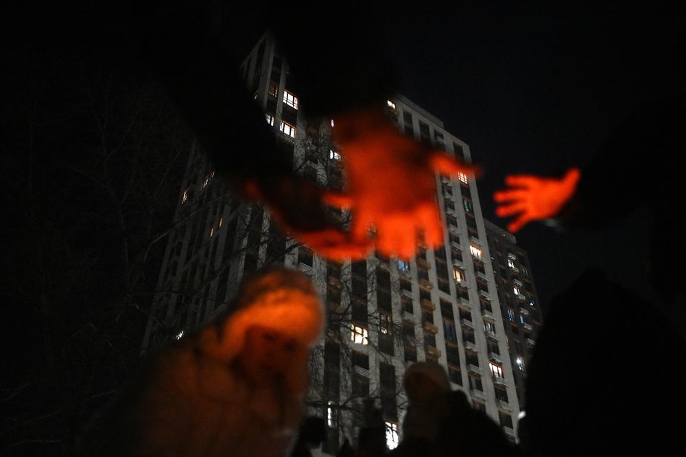 Kyjiw: Erstmals seit Beginn der russischen Invasion ‍vor fast vier Jahren rief die Regierung wegen der Energiekrise den Notstand aus. Viele Menschen können sich nur in Notunterkünften oder an provisorischen Feuerstellen aufwärmen.