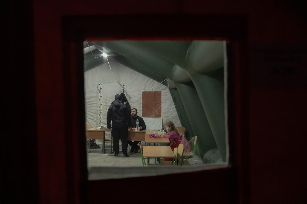 Kyjiw: Die Stadtverwaltung und kommunale Dienstleister versuchen rund um die Uhr, die Energienetze zu reparieren. Ein zweiter russischer Angriff sorgt aber für neue Probleme. Die Ausfälle beeinträchtigen sowohl die Mobilfunkdienste als auch den elektrifizierten Nahverkehr.