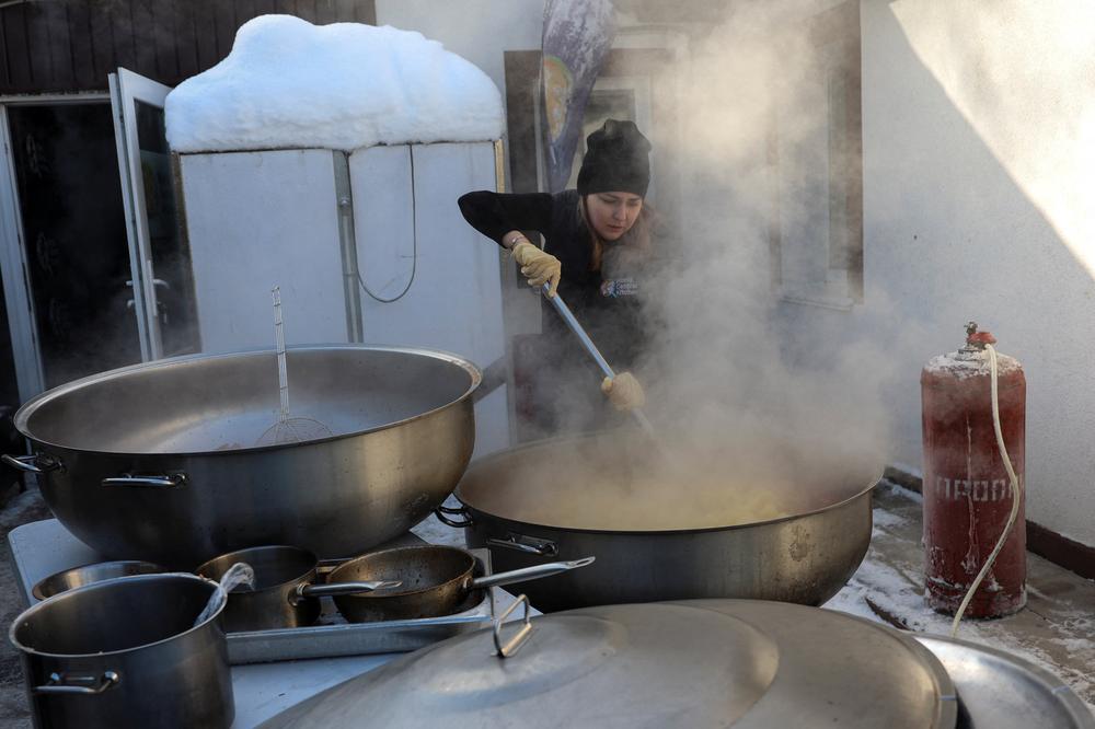 Kyjiw: Auch die Wasserversorgung ist in weiten Teilen der Stadt ausgefallen. Das bedeutet für viele Menschen, dass sie zum Kochen auf Hilfsorganisationen angewiesen sind. In provisorischen Küchen wie hier im Ort Borodjanka im Umland von Kyjiw können sie eine warme Mahlzeit bekommen.