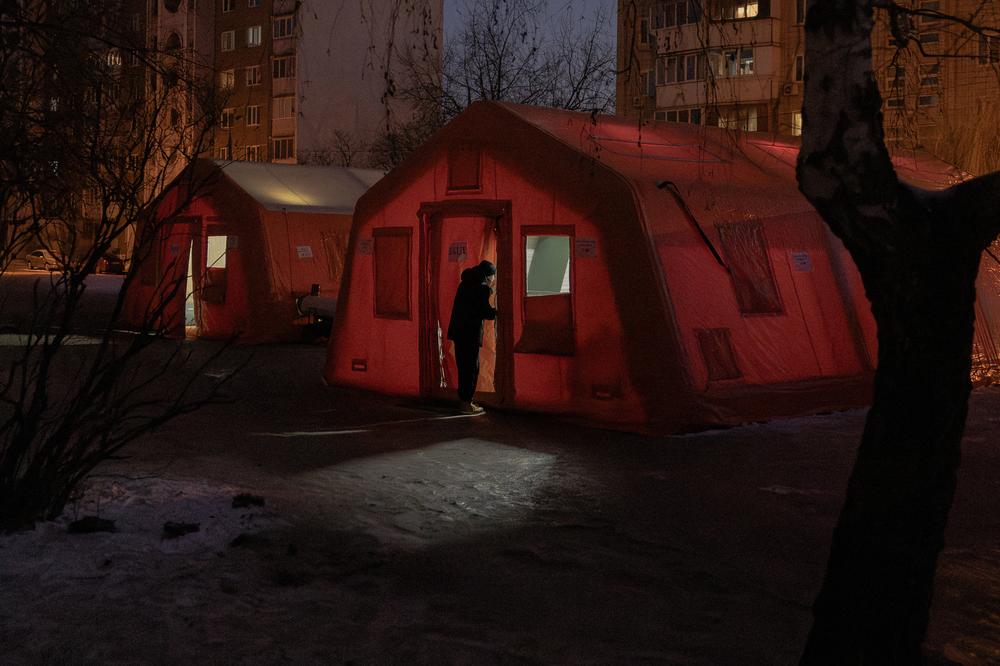 Kyjiw: In vielen Wohngebäuden ließen die Behörden das Wasser aus den Heizsystemen ab, um zu vermeiden, dass der Frost die Rohre sprengt und die Heizungen langfristig kalt bleiben. Laut dem Energieversorger Dtek ist die derzeitige Lage die härteste in diesem Winter.