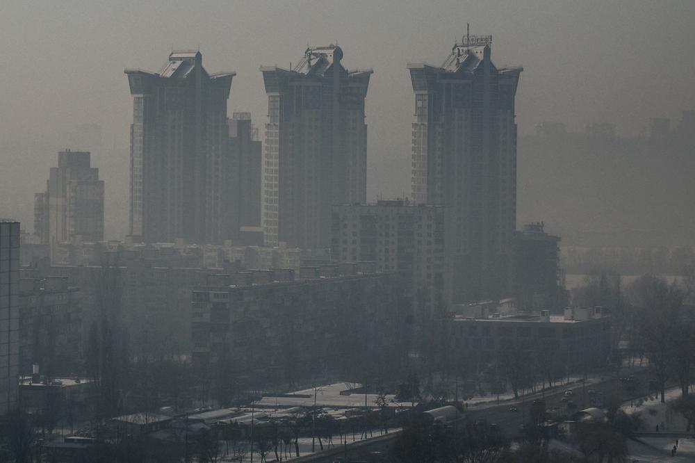 Kyjiw: In Kyjiw sind rund 6.000 Wohnhochhäuser mit sehr vielen Etagen ohne Strom – also fast die Hälfte aller Gebäude in der ukrainischen Hauptstadt. In jedem Haus leben hunderte Menschen. Erstmals seit Beginn der russischen Invasion ‍vor fast vier Jahren rief die Regierung wegen der Energiekrise den Notstand aus.