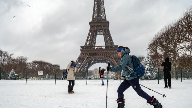 Winter in Europa: In Amsterdam und Paris fallen Hunderte Flüge wegen Schnees aus