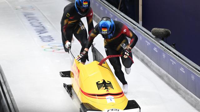 Olympische Winterspiele: Bobpilot Johannes Lochner brilliert im ersten Lauf mit Bahnrekord