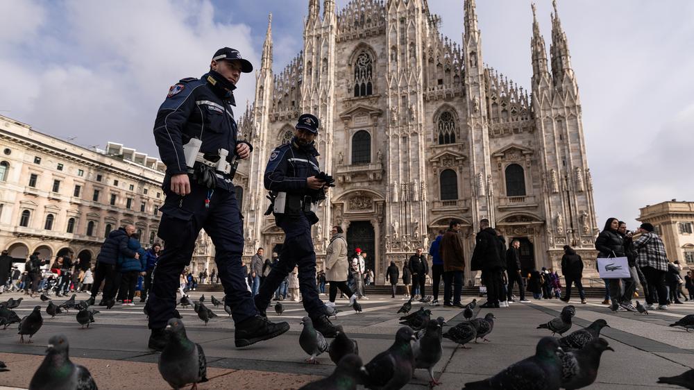 Olympischen Winterspiele: Polizei-Patrouille auf der Mailänder Piazza Duomo: Die Olympischen Winterspiele in Mailand und Cortina sollen von Einsatzkräften besonders streng gesichert werden.