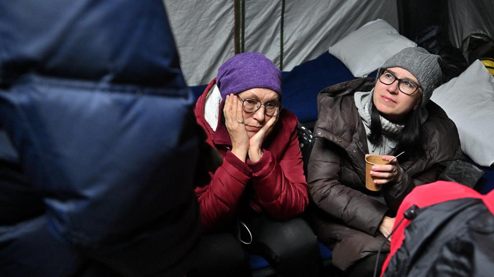  In Kyjiw wurden Zelte für die Einwohner eingerichtet, um sich während des Stromausfalls und des starken Frosts aufwärmen  zu können.