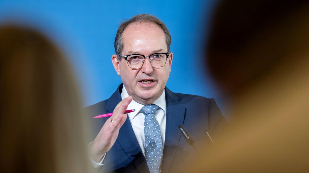 Zivilschutz: Bundesinnenminister Alexander Dobrindt fordert, dass Schüler lernen, wie man sich bei Katastrophen richtig verhält.