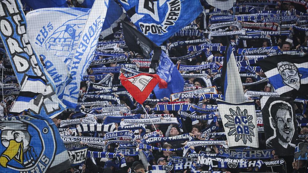 Fußballbundesliga der Männer: Nach Angaben der Dortmunder Polizei wurden überwiegend Fans des Hamburger SV in Gewahrsam genommen.