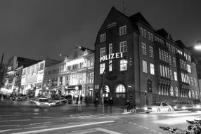 Hamburgpodcast "Elbvertiefung": Der leuchtende Schriftzug "Polizei" ist am 03.12.2014 an der Davidwache im Hamburger Stadtteil St. Pauli zu sehen (Aufnahme mit Langzeitbelichtung). Die Davidwache wird 10. Dezember 100 Jahre alt. Foto: Bodo Marks/dpa +