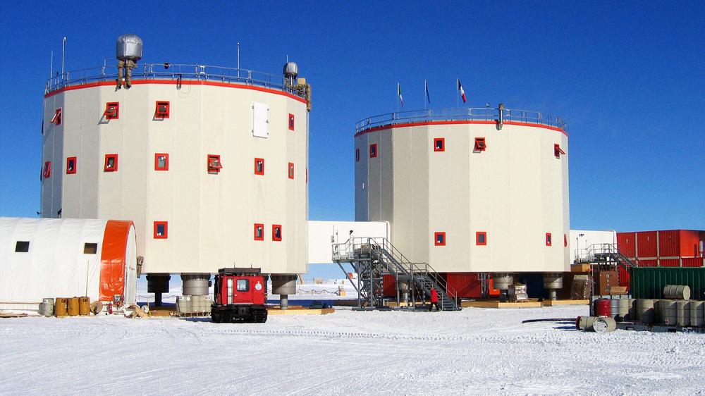  Die Antarktisstation Concordia, auf der Forschende den Einfluss von Dauerisolation in kleinen Gruppen auf das Wohlbefinden untersucht haben.