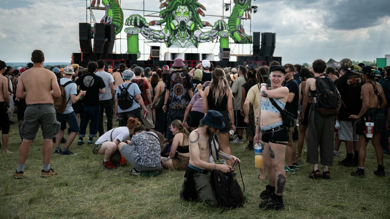 Frankreich: Mehr als 20.000 Menschen feiern bei illegalem Rave auf Militärgelände