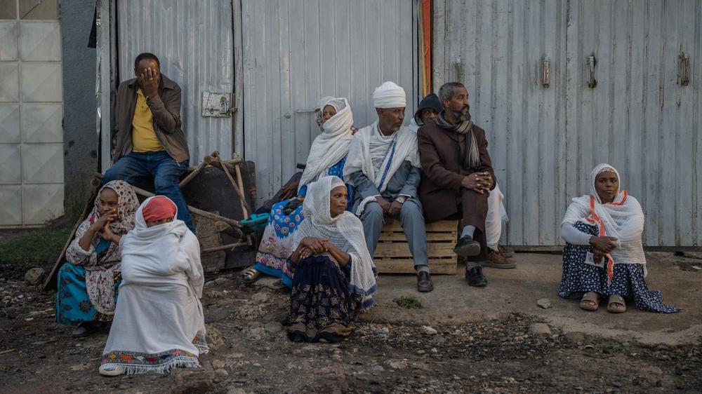  Äthiopier versammeln sich vor einem Wahllokal, bevor sie ihre Stimme bei den Parlamentswahlen in der Hauptstadt Addis Abeba abgeben.