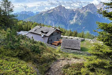 Alpenhütte aus der Kindheit: Der Junge in Lederhosen kehrt zurück