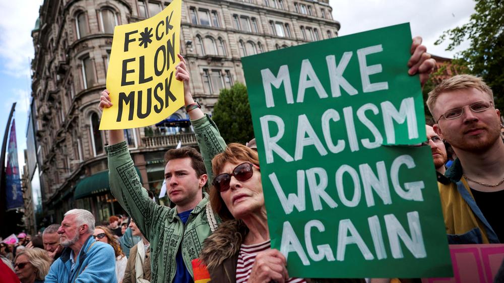  Demonstrierende während einer Kundgebung unter dem Motto »Gemeinsam gegen Rassismus«.