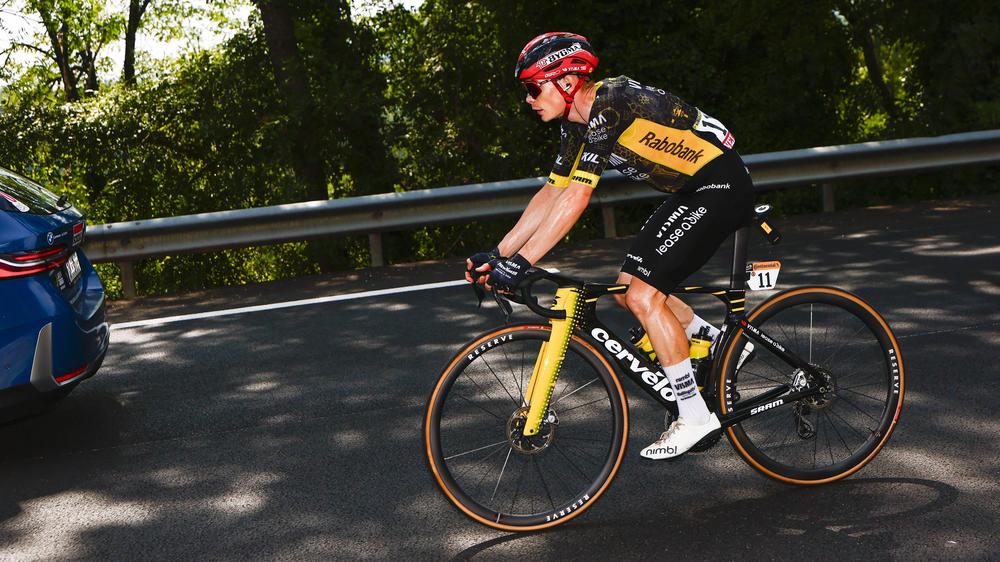 Tour de France: Jonas Vingegaard fährt bei der 15. Etappe der diesjährigen Tour de France in Plateau de Solaison. Nach einem Sturz muss er aufgeben.