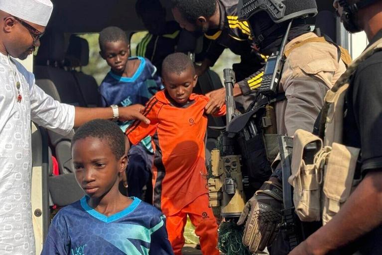 Entführungen in Nigeria: Am 22. Dezember bringen Sicherheitskräfte gerettete Kinder aus Papiri in ein Regierungsgebäude.