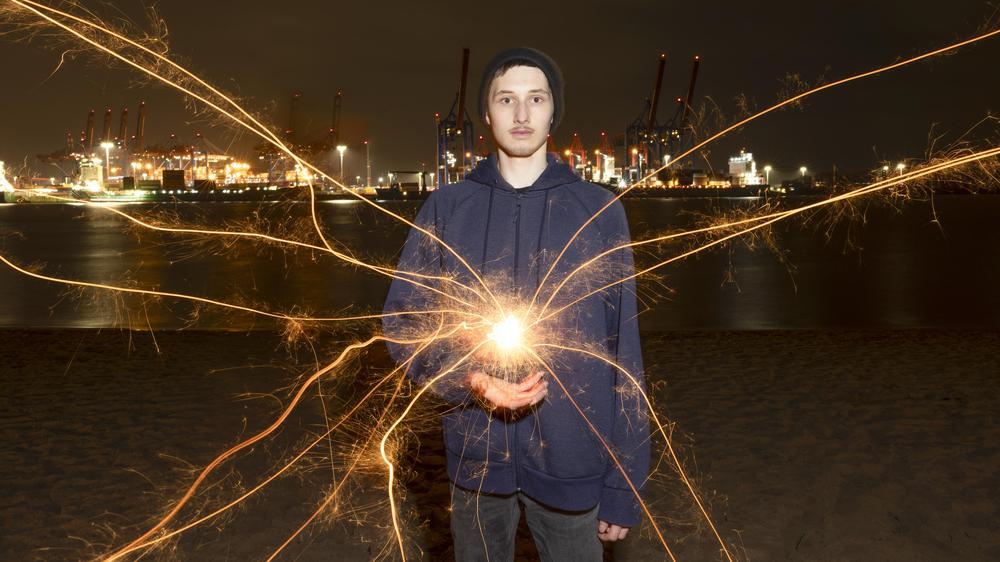 Feuerwerk an Silvester: Jakob Kaiser, 19, fotografiert im Hamburger Hafen.