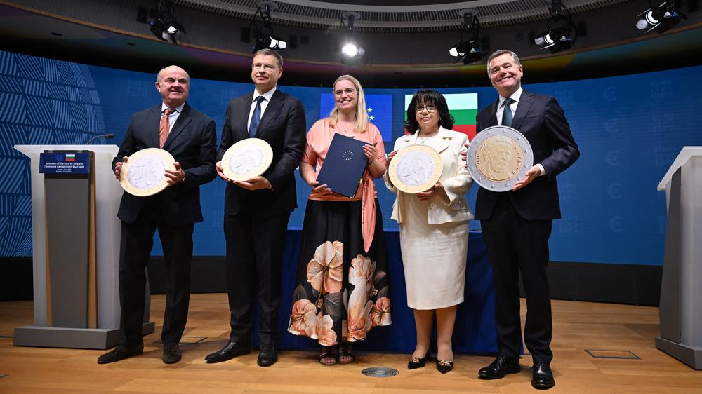 Euro-Einführung in Bulgarien: Bulgariens Finanzministerin Temenuzhka Petkova (Zweite von rechts) mit Vertretern der EU und der Europäischen Zentralbank