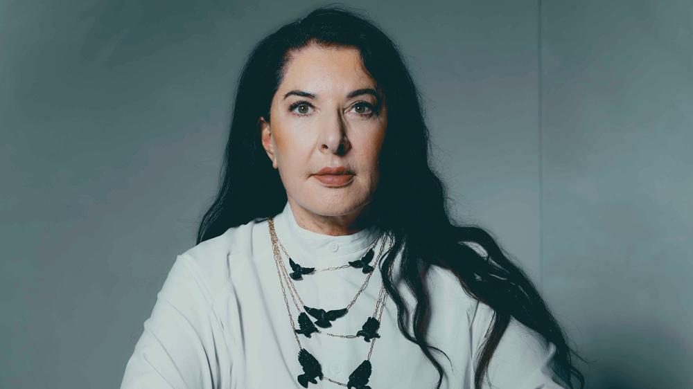 Marina Abramović: "Ich wache jetzt jeden Morgen auf wie ein Kind, trinke meinen Tee, schaue aus dem Fenster, sehe den blauen Himmel", sagt die 79-jährige Marina Abramović. "Es ist wunderschön."