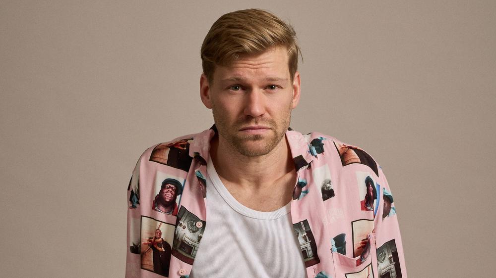 Shahak Shapira: Shahak Shapira, geboren 1988 in Israel, ist Schriftsteller und Comedian.