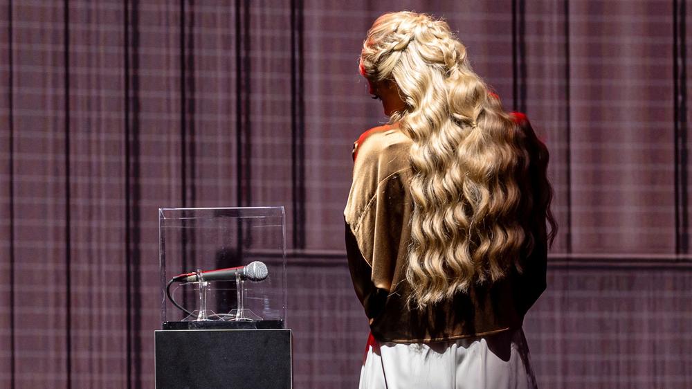 Maga-Bewegung: Die Witwe des ermordeten rechten Influencers Charlie Kirk vor dem Mikrofon, das ihr Mann hielt, als er ermordet wurde