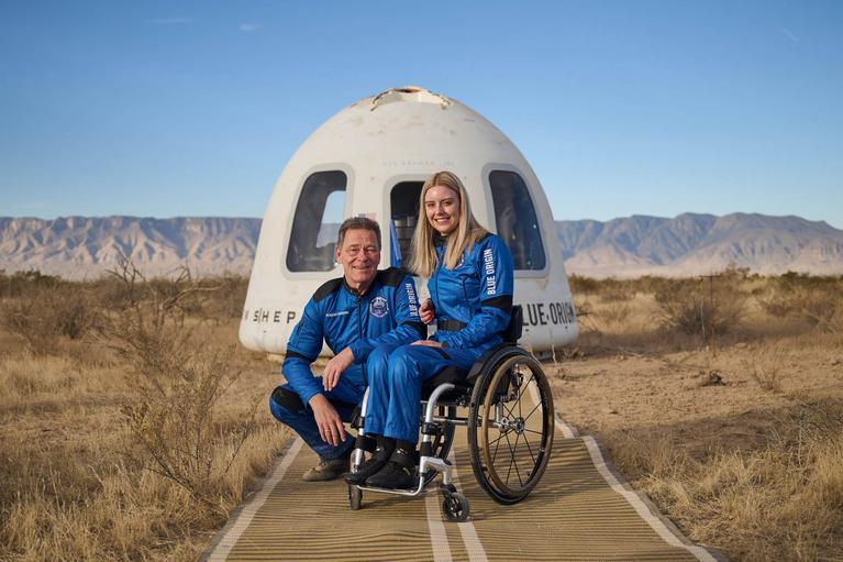 Hans Königsmann: Zwei Deutsche in der Schwerelosigkeit: Hans Königsmann, 62, und Michaela Benthaus, 33, vor der Kapsel einer New-Shepard-Rakete, mit der die beiden am 20. Dezember in den suborbitalen Raum flogen. Die Esa-Ingenieurin war damit der erste querschnittsgelähmte Mensch im Weltraum.