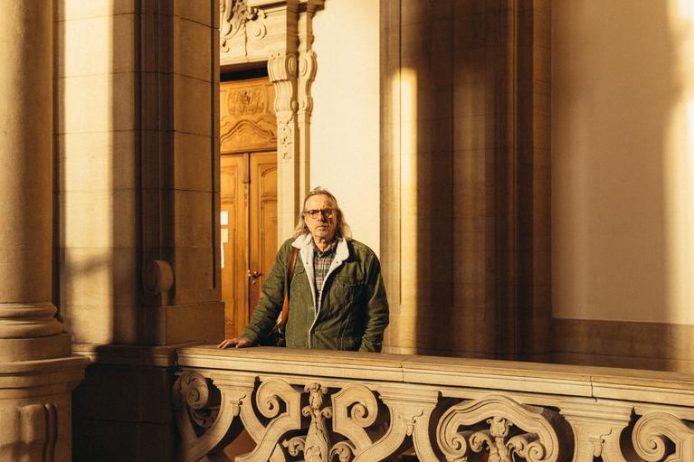 Thomas Heise: Kommt auch als Rentner noch regelmäßig für Recherchen hierher: Thomas Heise, 66, fotografiert im Kriminalgericht Moabit in Berlin.