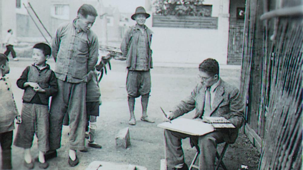 Jüdische Geflüchtete: Auch Maler David Ludwig Bloch flüchtete nach Shanghai. Hier zeichnet er in den Straßen von Shanghai, um 1941.