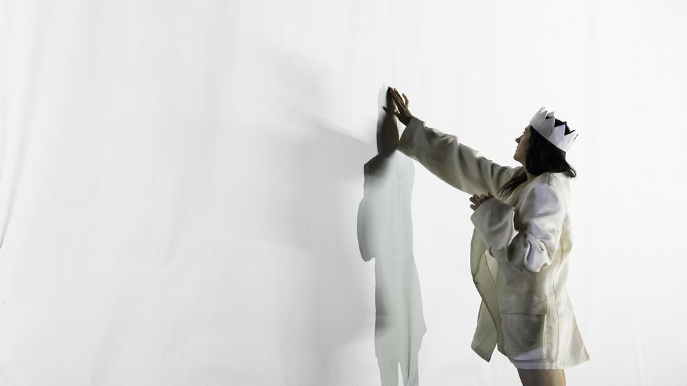 "Antigone" am Berliner Ensemble: Constanze Becker in der Rolle des Kreon sucht in Johan Simons "Antigone"-Inszenierung nach Prinzipien – und sät Chaos.