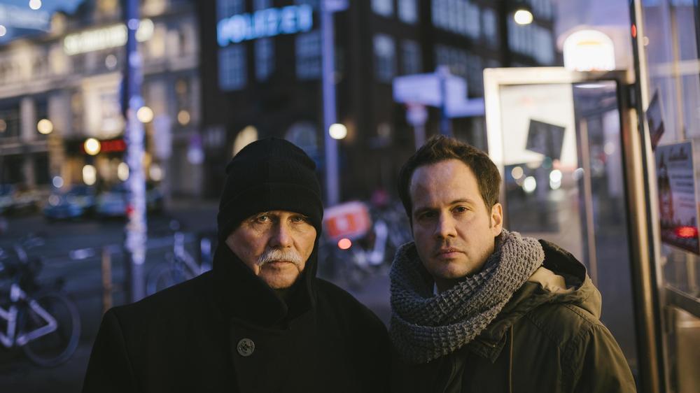 Davidwache in Hamburg: 1970 erlebte der damals junge Polizist Gerold Schmidt-Callsen (links) in der Davidwache, wie sein Kollege Uwe Kraack getötet wurde.