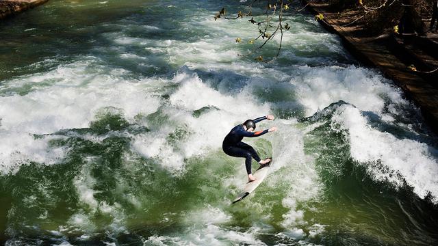 (+) Eisbachwelle in München: Monaco Schanze