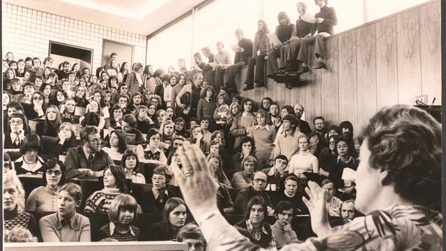 (+) Anwesenheit an Universitäten: 