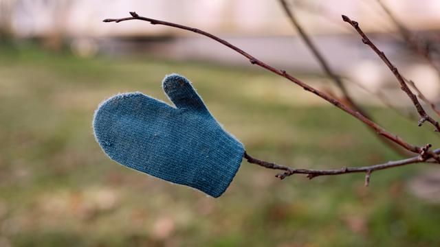 (+) Verlorene Handschuhe: Der einsame Handschuh