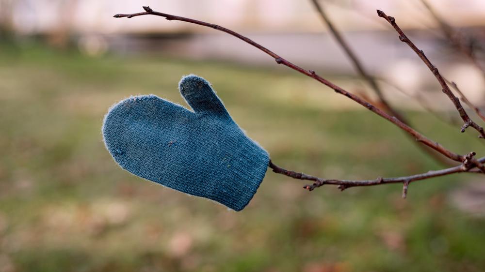 Verlorene Handschuhe: Wer passt zu mir? Ein einzelner, getrennter Handschuh