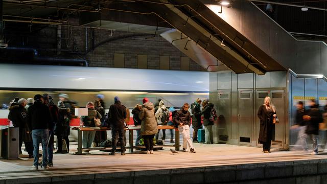 (+) Bahn-Unpünktlichkeit: Sitzend zu spät oder stehend pünktlich?