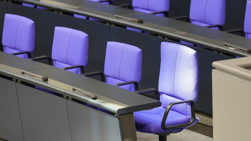 Krankenstand: Wo sind denn alle? Leere Stühle im Bundestag