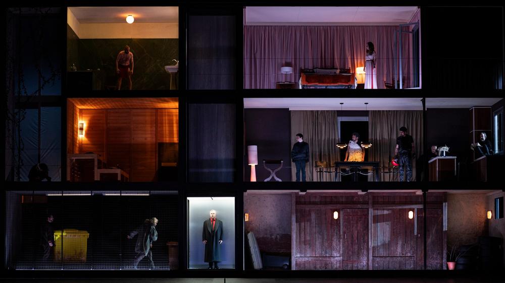 Oper in Rom: Die Unterwelt als Puppenhaus: Szene aus Lucia Ronchettis "Inferno" in Rom, in der Mitte unten Andreas Fischer als Luzifer