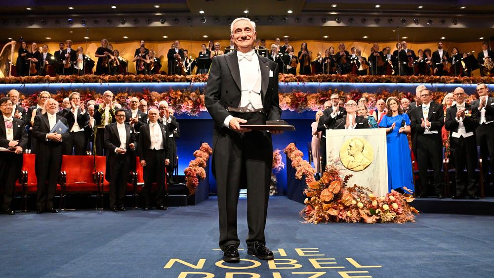 Joel Mokyr: Joel Mokyr bei der Nobelpreisverleihung im Konzerthaus in Stockholm vergangenen Dezember