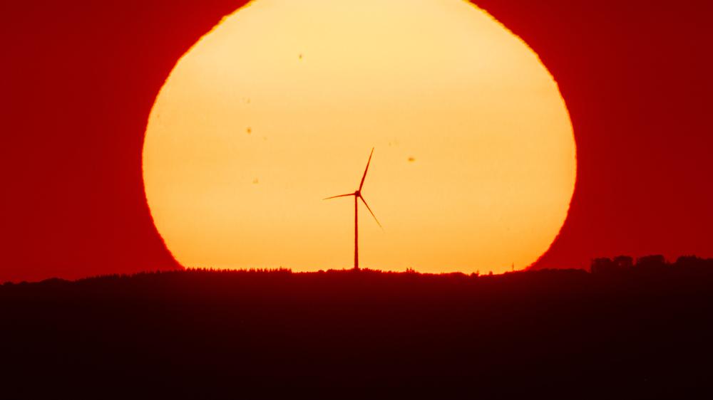 Energieversorgung: Wird das Gas teurer, profitieren davon kurioserweise auch die Betreiber von Wind- und Solarparks – obwohl deren Energie gern als besonders billig und krisensicher angepriesen wird.