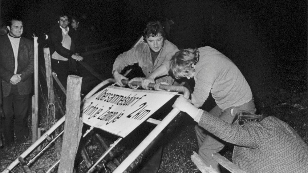 Kärntner Slowenen: Ein rechter Mob zog 1972 durch Südkärnten und demontierte dabei zweisprachige  Ortstafeln, wie diese hier mit der Aufschrift Obersammelsdorf/ Zvrhnje Žamanje