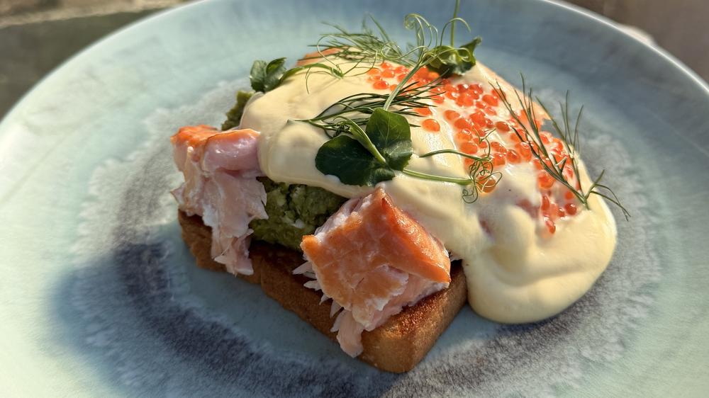 Hygge the Farm: So schmeckt der Frühling: Egg Salmon im »Hygge Style« mit Onsenei, Hollandaise, hausgeräuchertem Lachs, Erbsenpesto und Gartenkresse.