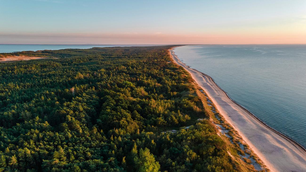 Kurische Nehrung: Vorne Meerblick und Champagner, hinten Russland