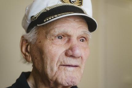 Andrej Iwanowitsch Moissejenko: "Man kann ihn eigentlich nur gernhaben": Andrei Moiseenko, 100 Jahre alt, KZ-Überlebender ++++++++++<br /> Gedenken, Buchenwald, Überlebender, KZ, Portrait, Freundschaft
Der KZ Überlebende Andrej Moiseenko in einem Hotelzimmer das sein Freund und er sich für die Buchenwald Gedenkveranstaltung in Weimar gemietet haben
Der KZ Überlebende Andrej Moiseenko trifft sich mit seinem Freund wie jedes Jahr zur Gedenkveranstaltung zur Befreiung des KZ Buchenwald. Dieser ist der 81. Jahrestag.