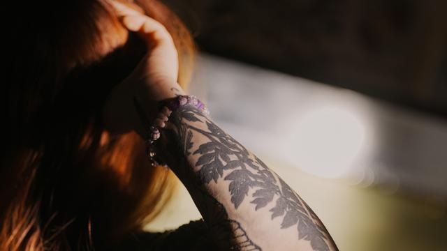 Bild: Sexuelle Übergriffe durch Tätowierer: Jeden Tag erinnert sie das Tattoo an ihren Vergewaltiger