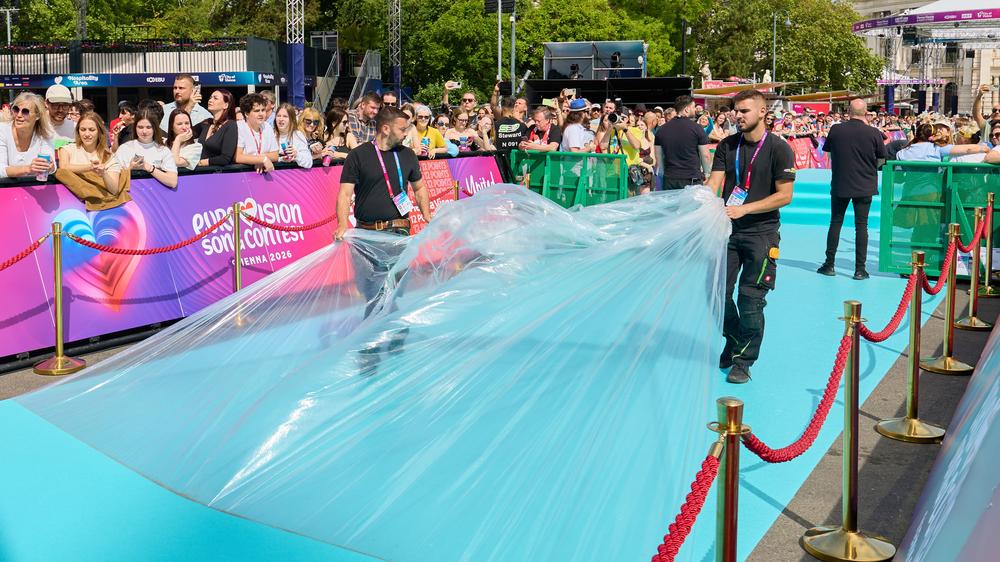 ESC in Wien: Der türkisfarbene Teppich auf dem Wiener Rathausplatz wird für den Einzug der teilnehmenden Künstler vorbereitet.