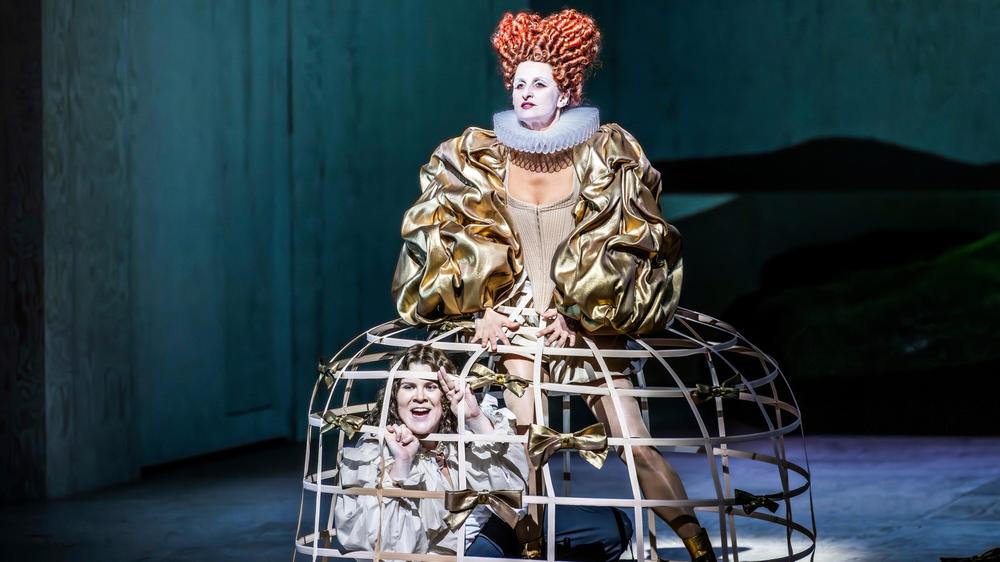 Neue Opern: Ema Nikolovska (links) als Orlando und Karolina Gumos als Queen in Berlin