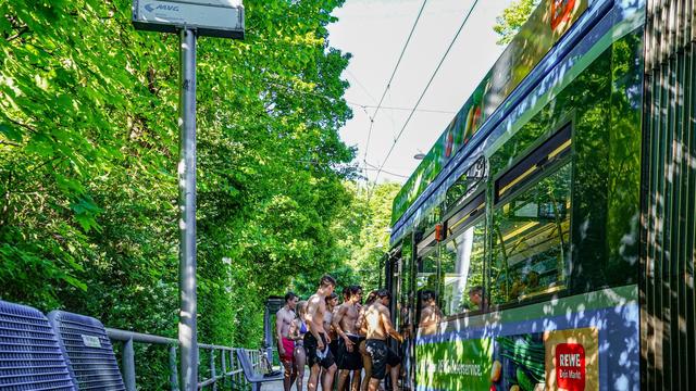 Eisbach in München: Bayern geht baden
