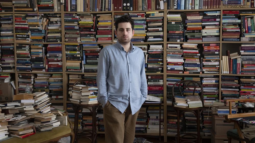 Büchersammler: Mendel Uminer in seinem Einzimmerapartment an der Upper East Side in Manhattan, das er jetzt verlassen musste, weil seine Bücher dem Vermieter zu viel waren