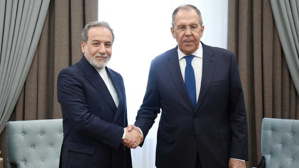  Der russische Außenminister Sergej Lawrow (rechts) und sein iranischer Amtskollege Abbas Araghtschi