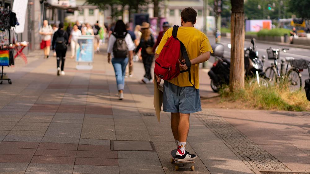 Unhöflichkeit: Auch auf den Bürgersteigen gilt in Deutschland Rechtsverkehr, wie unser Kolumnist nun weiß.